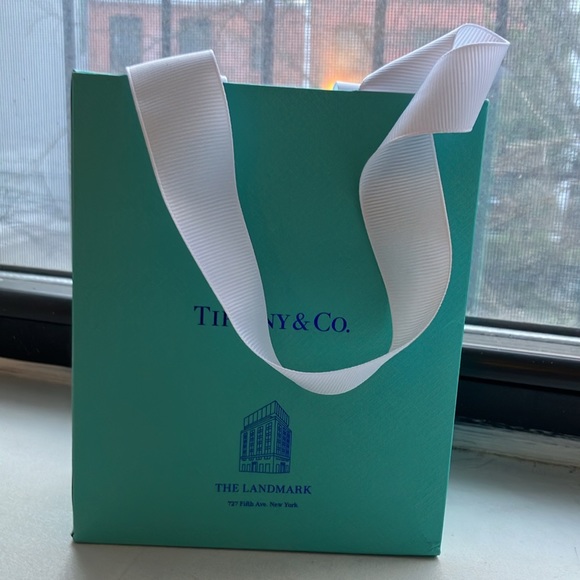 SOLD! Tiffany & Co “The landmark” full set pouch, box, bag, card, ribbon! 🩵 - Picture 7 of 8